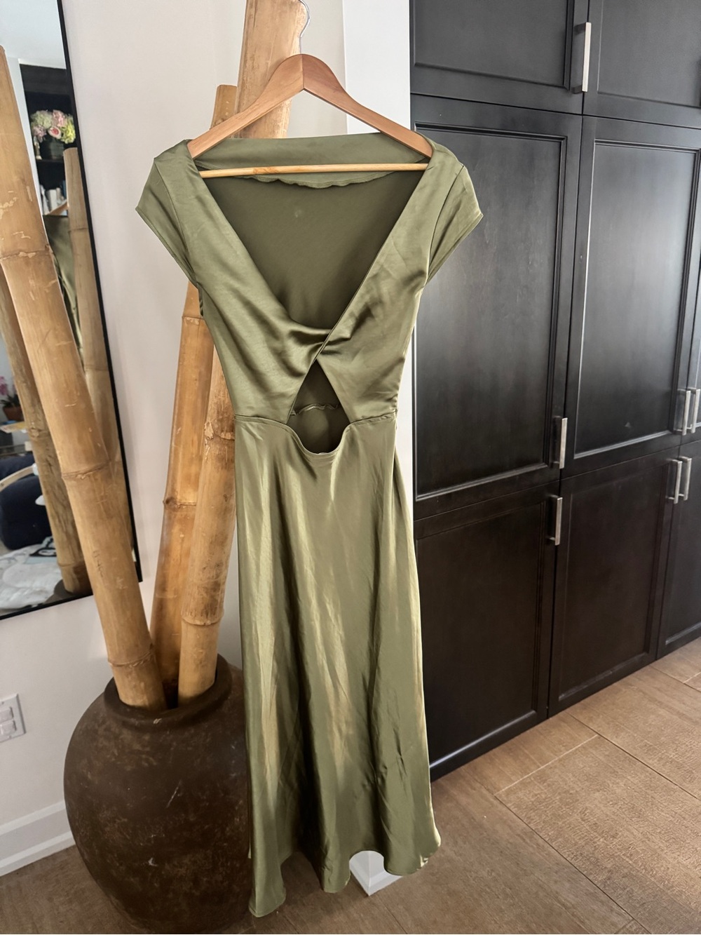 GET IN FORMATION SATIN MIDI DRESS OLIVE - Picture 5 of 7